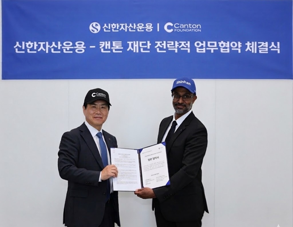 이석원(왼쪽) 신한자산운용 대표이사와 비브 디와커 캔톤 글로벌 대표가 2일 업무 협약을 체결한 뒤 기념 촬영을 하고 있다. 사진 제공=신한자산운용