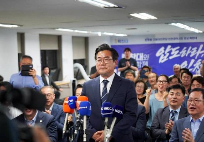 박찬대 당선인이 선거캠프에서 지지자들의 박수를 받으며 취재진을 향해 당선 소감을 전하고 있다. ⓒ캠프 제공 