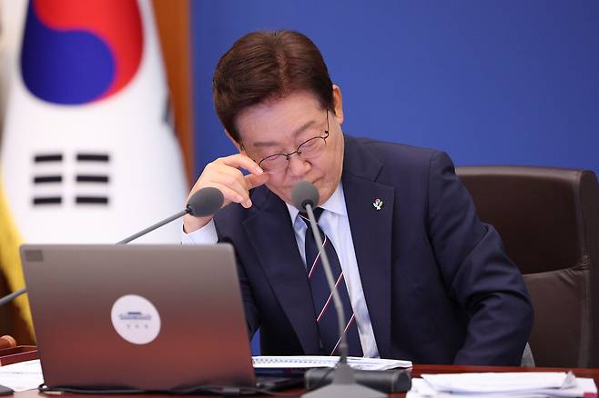 이재명 대통령이 2일 청와대에서 열린 국무회의 겸 비상경제점검회의에서 자료를 보는 모습 ⓒ 연합뉴스
