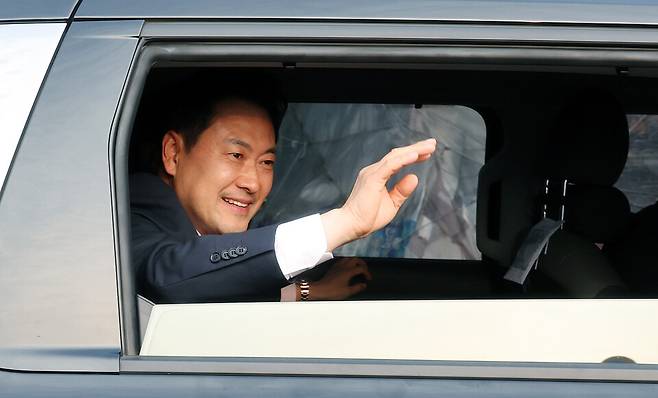 장동혁 국민의힘 대표가 4일 경기 과천 중앙선거관리위원회를 나서며 선관위 앞 지선 투표용지 부족 사태 항의 집회 현장 참가자들에게 인사를 하고 있다. ⓒ연합뉴스