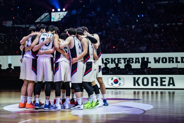 한국 농구대표팀 선수들이 지난 3월 FIBA 월드컵 아시아 예선 1라운드 B조 4차전 일본과의 경기에서 파이팅을 다짐하고 있다. FIBA 제공