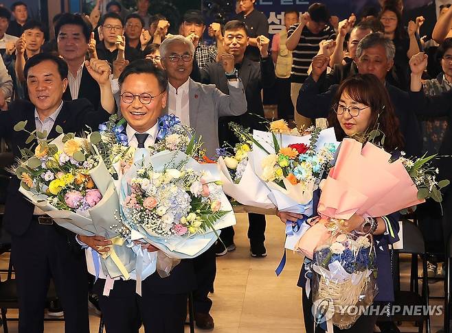 환호하는 김성범 후보 부부 (서귀포=연합뉴스) 박지호 기자 = 제9회 전국동시지방선거 및 국회의원재보궐선거일인 3일 제주 서귀포시 서홍동 김성범 후보 선거사무소에서 당선이 확실시된 더불어민주당 김성범 서귀포시 국회의원 후보 부부가 지지자들과 함께 환호하고 있다. 2026.6.4 jihopark@yna.co.kr