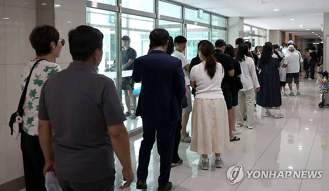 지방선거 유권자 투표 줄 (전주=연합뉴스) 최영수 기자 = 유권자들이 6.3 지방선거일인 3일 전북 전주시 혁신동 한 아파트 내 투표소에 줄지어 서 있다. 2026.6.3 kan@yna.co.kr
