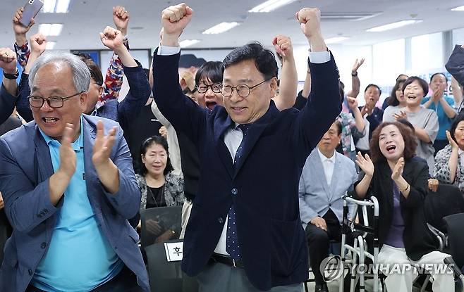 지지자들과 기뻐하는 정근식 후보 (서울=연합뉴스) 최재구 기자 = 제9회 전국동시지방선거가 치러진 3일 정근식 서울시 교육감 후보가 서울 종로구 본인의 선거 사무실에서 투표 출구조사 결과 방송을 시청하며 지지자들과 기뻐하고 있다. 2026.6.3 jjaeck9@yna.co.kr
