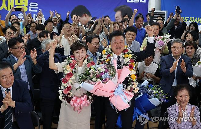 당선 세레머니 하는 신용한 충북지사 후보 (청주=연합뉴스) 이성민 기자 = 더불어민주당 신용한 충북도지사 후보가 3일 오후 청주 소재 선거 사무소에서 당선이 유력시 되자 당선 세레머니를 하고 있다. 2026.6.4 chase_arete@yna.co.kr