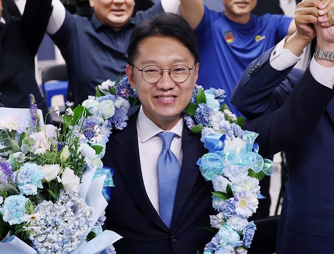 인천 계양을 김남준 당선 확실 (인천=연합뉴스) 김상연 기자 = 6·3 지방선거와 함께 치러진 인천 계양을 국회의원 보궐선거에 출마한 더불어민주당 김남준 후보가 4일 인천시 계양구 선거사무소에서 당선 확실에 따른 축하를 받고 있다. 2026.6.4 goodluck@yna.co.kr