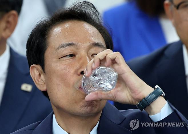 물 마시는 우상호 강원도지사 후보 (춘천=연합뉴스) 양지웅 기자 = 더불어민주당 우상호 강원특별자치도지사 후보가 3일 춘천시 더불어민주당 강원도당에서 출구조사 결과를 확인하기 전 물을 마시고 있다. 2026.6.3 yangdoo@yna.co.kr