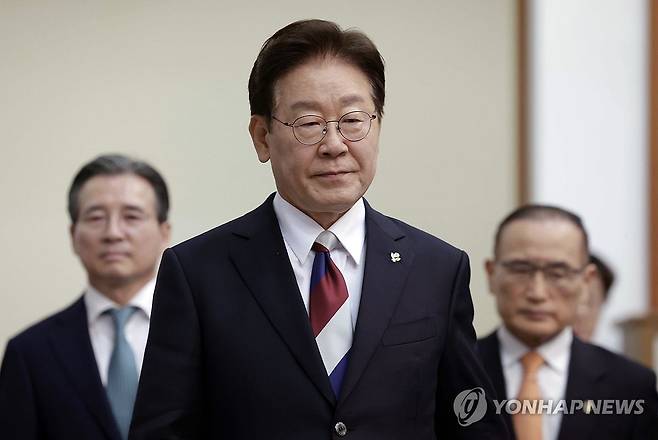 이재명 대통령, 수석보좌관회의 입장 (서울=연합뉴스) 김도훈 기자 = 이재명 대통령이 4일 청와대에서 열린 수석보좌관회의에 입장하고 있다. 2026.6.4 superdoo82@yna.co.kr