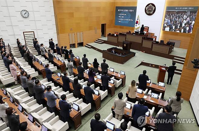 국기에 경례하는 서울시의원들 (서울=연합뉴스) 김주형 기자 = 최호정 의장과 참석한 시의원 들이 3일 서울 중구 서울시의회에서 열린 제333회 정례회 개회식에 참석해 국기에 경례하고 있다. 2025.11.3 kjhpress@yna.co.kr