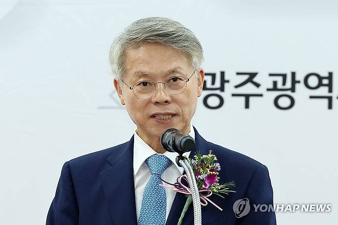 발언하는 민형배 전남광주특별시장 당선인 (광주=연합뉴스) 조남수 기자 = 민형배 전남광주통합특별시장 당선인이 4일 광주광역시선거관리위원회에서 당선증을 받고 발언하고 있다. 2026.6.4 iso64@yna.co.kr