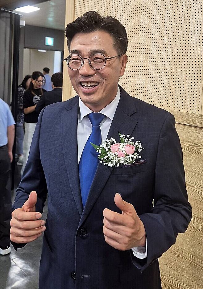 ▲ 최원용 평택시장 당선인이 당선증 수령에 앞서 소감을 밝혔다. 최 당선인은 시민에 의한 시민을 위한 시민의 시장이 되겠다고 강조했다. /오원석 기자 wonsheok5@incheonilbo.com