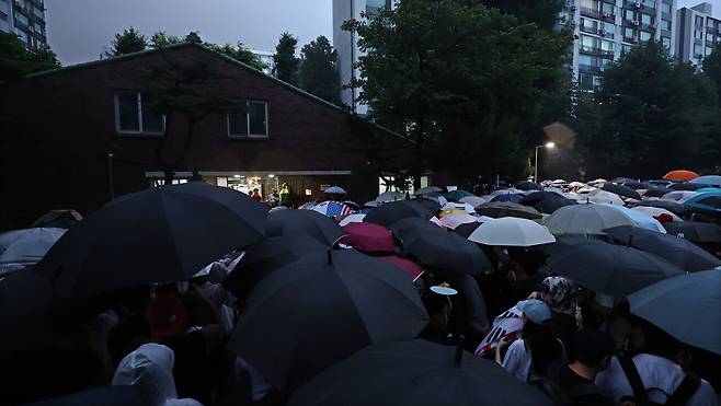 4일 제9회 전국동시지방선거 및 국회의원 재·보궐선거 투표용지 부족으로 투표 시간이 오후 10시까지 연장됐던 서울 송파구 잠실7동 제2투표소 앞에서 투표함 반출에 반대하는 시민들이 모여 구호를 외치고 있다. 연합뉴스