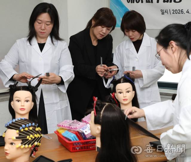 결혼이민여성들은 강사의 말 한 마디를 놓치지 않으려는 듯 눈을 고정한 채 헤어 커트 기법을 배우고 있다. 수강료는 전액 무료다. 정운철 기자 woon@imaeil.com