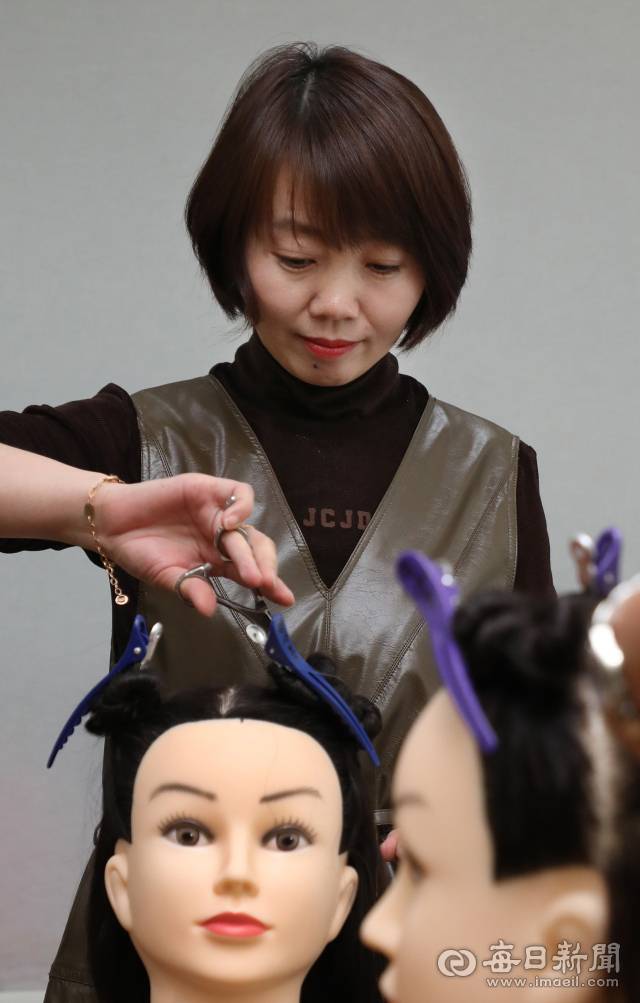 14년째 대구에 살고 있는 중국 출신 차연매(42) 씨가 가위와 빗을 들고 헤어 커트 실습에 집중하며 국가자격증 취득에 도전하고 있다. 정운철 기자 woon@imaeil.com