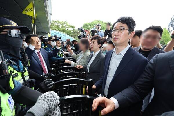 국민의힘 김은혜 의원과 주진우 의원이 5일 잠실7동 투표함 개표가 진행되고 있는 서울 송파구 올림픽공원 핸드볼경기장을 찾아 경찰과 대치하고 있다. 연합뉴스