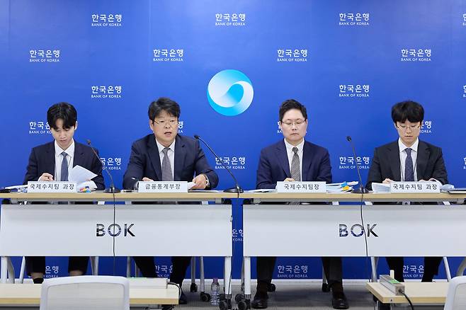 5일 오전 서울 중구 한국은행에서 열린 2026년 4월 국제수지(잠정) 설명회. 사진 왼쪽부터 김준영 국제수지팀 과장, 유성욱 금융통계부장, 박성곤 국제수지팀장, 임연빈 국제수지팀 과장(사진제공=한국은행)