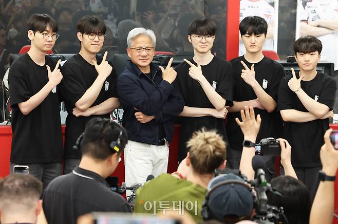 젠슨 황 엔비디아 최고경영자(CEO)가 5일 서울 마포구 ‘T1 베이스 캠프’를 방문해 ‘페이커‘ 이상혁을 비롯한 e스포츠 구단 T1의 리그 오브 레전드(LoL) 선수단을 만난 가운데 젠슨황의 포즈를 따라 티원 멤버들과 사진을 찍고 있다. 고이란 기자 photoeran@(이투데이)