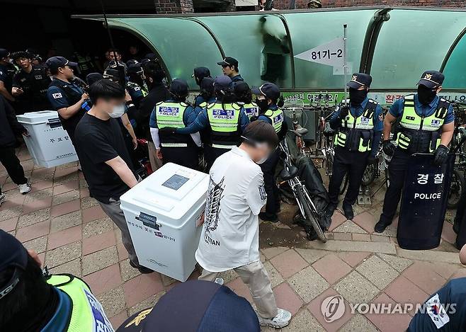 5일 서울 송파구 잠실7동 2투표소에서 경찰이 시위대를 해산 조치한 뒤 투표함이 개표소로 이송되고 있다. /연합뉴스
