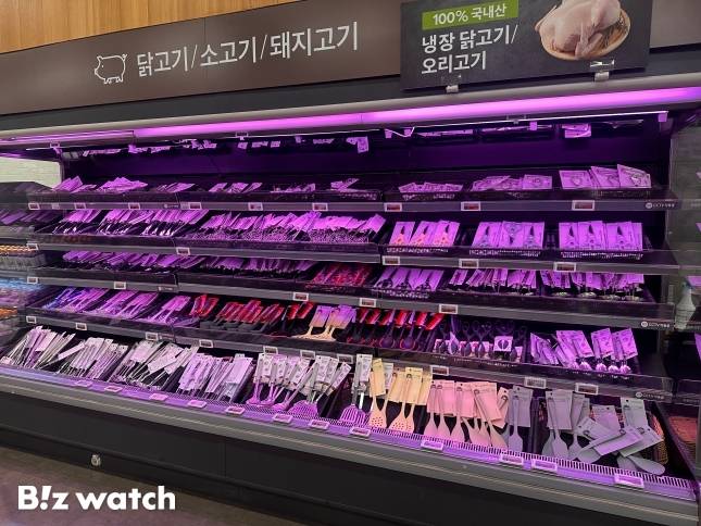 홈플러스가 무더기 폐점을 결정한 4일 오후 홈플러스 본사가 위치한 강서점의 매대. 육류를 위한 냉장 진열대에 PB 주방용품 상품이 진열돼 있다. / 사진=정혜인 기자 hij@