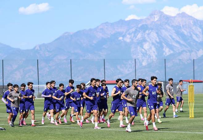2일(현지시간) 오후 미국 유타주 헤리먼에 위치한 자이언스뱅크 트레이닝센터에서 축구 국가대표팀 손흥민 등 선수들이 몸을 풀고 있다. 사진=연합뉴스