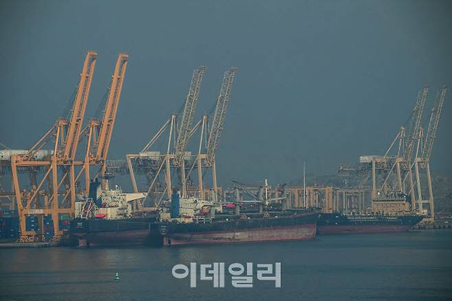 호르무즈 해협에 면한 아랍에미리트(UAE) 코르파칸 컨테이너 터미널에 유조선들이 정박해 있다.(사진=AFP)