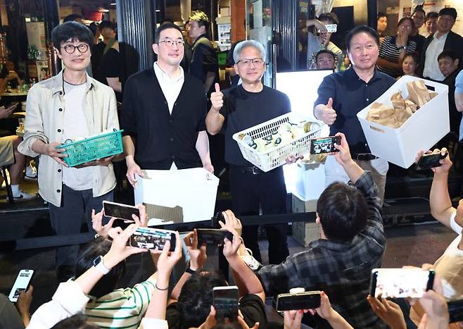 젠슨 황 엔비디아 최고경영자(CEO)가 5일 서울 마포구 홍대 인근 삼겹살 음식점 '형님 저요'에서 최태원 SK그룹 회장, 구광모 LG그룹 회장, 이해진 네이버 의장과 삼겹살 회동을 하며 각종 간식을 시민들에게 나눠주고 있다.(사진=공동취재단)