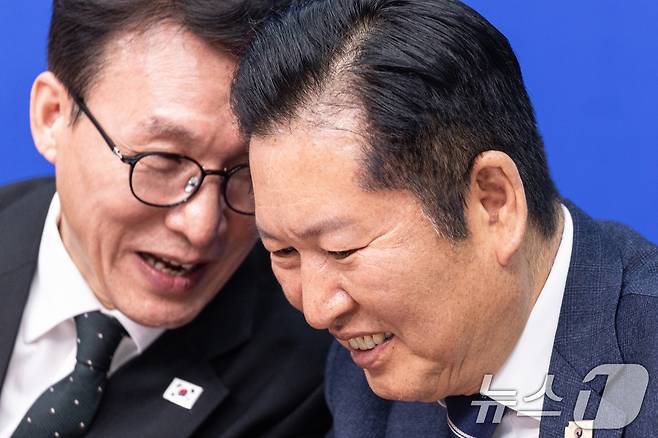 정청래 더불어민주당 대표가 22일 오후 서울 여의도 국회에서 열린 '제7차 고위당정협의회'에서 김민석 국무총리와 대화하고 있다. 2026.3.22 ⓒ 뉴스1 이승배 기자