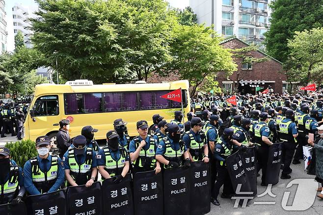 5일 '투표용지 부족' 사태가 발생한 서울 송파구 잠실7동 제2투표소 앞에서 경찰들이 투표함 반출을 막는 시위대와 대치하고 있다. 2026.6.5 ⓒ 뉴스1 김도우 기자