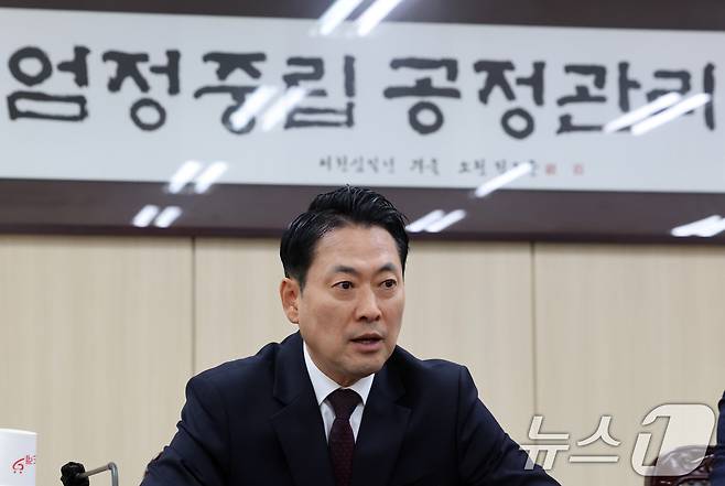 장동혁 국민의힘 대표가 5일 오후 서울 종로구 서울시선거관리위원회를 항의 방문해 6·3지방선거 투표용지 부족 사태와 관련 선관위 관계자들을 면담하고 있다. 2026.6.5 ⓒ 뉴스1 황기선 기자