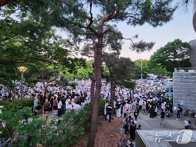 5일 오후 잠실 핸드볼경기장 앞에 "재선거"를 촉구하는 시위자들이 모여 출입구를 봉쇄하고 있다. 2026.06.05/ⓒ 뉴스1 권진영 기자
