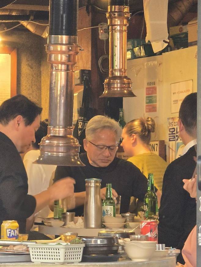 젠슨 황 엔비디아 최고경영자(CEO)와 최태원 SK그룹 회장, 구광모 LG그룹 회장, 이해진 네이버 이사회 의장이 회동하고 있다. 사진공동취재단