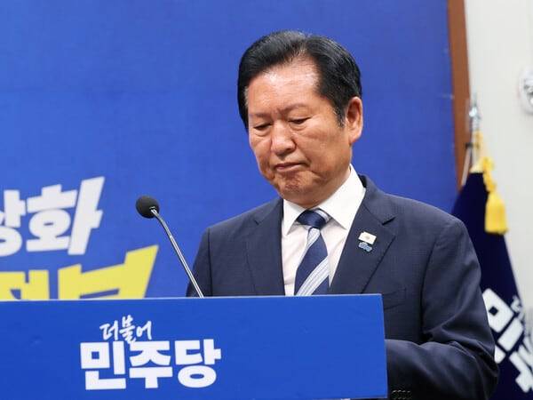 정청래 더불어민주당 대표가 4일 오전 서울 여의도 국회에서 열린 6·3지방선거 결과 관련 기자회견에 입장하고 있다. /뉴스1