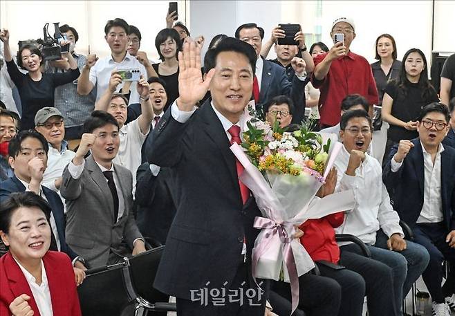 제9회 전국동시지방선거에서 당선된 오세훈 국민의힘 서울시장 후보가 4일 오전 서울 종로구 선거사무소에서 입장을 밝힌 뒤 꽃다발을 들며 웃고 있다. ⓒ데일리안 홍금표 기자