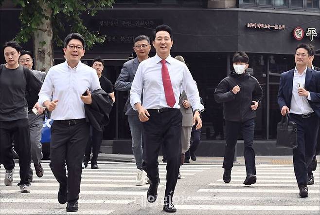 오세훈 서울시장이 지난 4일 서울 종로구에 위치한 자신의 선거 캠프에서 도보로 서울시청으로 이동하고 있는 모습. ⓒ데일리안 홍금표 기자