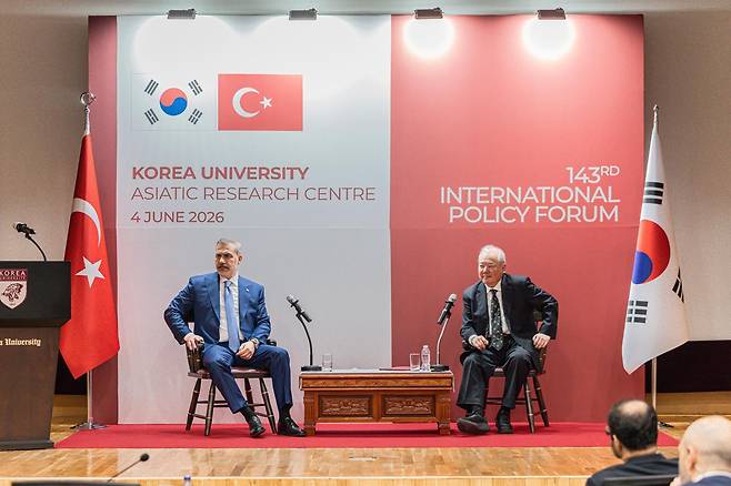 4일 서울 성북구 고려대에서 열린 ‘제143회 국제정책포럼’에서 하칸 피단 튀르키예 외교장관(왼쪽)이 청중의 질문을 받고 있다. 주한 튀르키예대사관, 고려대 국제대학원, 고려대 아세아문제연구원이 공동주최한 이번 행사에는 김병기 고려대 국제대학원 교수(오른쪽)가 사회자로 나섰다. 튀르키예 외교부 제공