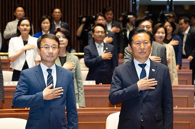 정청래 더불어민주당 대표와 한병도 원내대표를 비롯한 의원들이 5일 서울 여의도 국회에서 열린 의원총회에서 국민의례를 하고 있다. 뉴스1