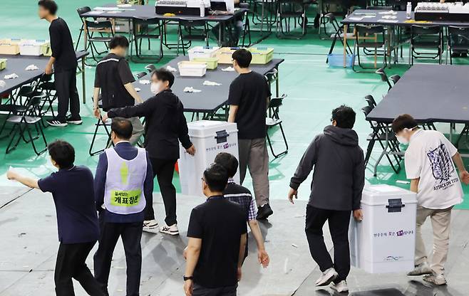 5일 서울 송파구 잠실7동 제2투표소에서 이송된 투표함이 개표소인 올림픽공원 핸드볼경기장에 도착하고 있다. 연합뉴스