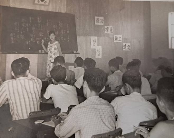 이영란 여사가 생전 학원에서 학생들에게 일본어를 가르치고 있다. 이영란 여사는 일본여자대학에서 유학했다. 서영철 제공