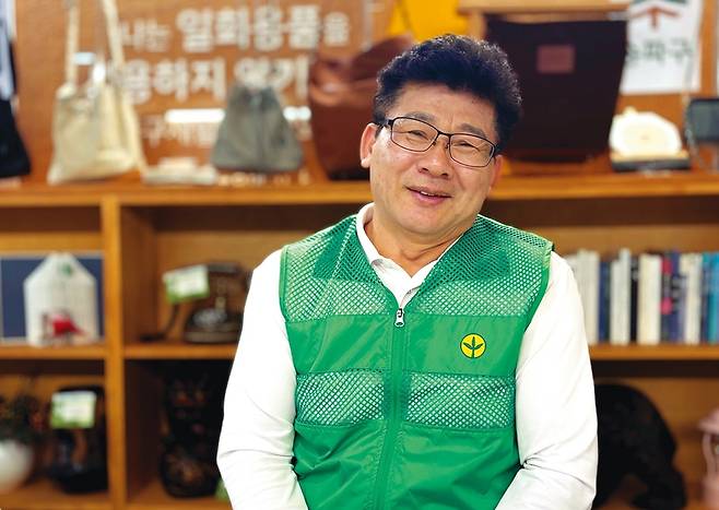 송파구 마천동에 자리 잡은 송파구 새활용센터에서 이승현 센터장이 서울&과 인터뷰하고 있다.