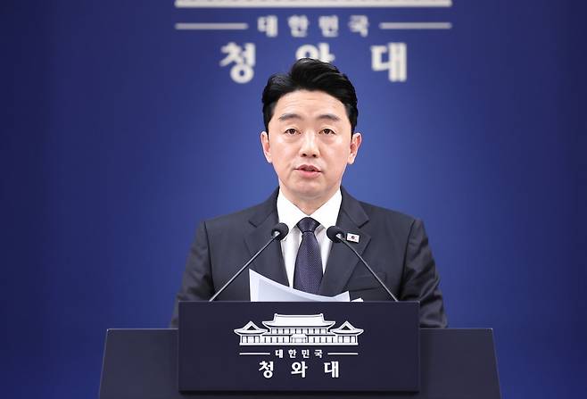 강훈식 대통령 비서실장이 지난 4월 청와대 춘추관에서 전략경제협력 대통령특사 활동 결과 관련 브리핑을 하고 있다. 뉴스1