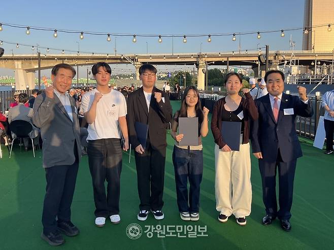 ▲ 강원 출신 재경 공직자·경제인 모임인 강원사랑회(회장 문일재)는 5일 서울 여의도 한강공원 이랜드크루즈 1터미널 루프탑에서 정기모임을 개최했다.
