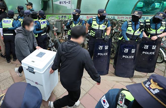 서울 송파구 잠실7동 2투표소 앞에서 5일 투표함 이송을 하고 있다. 연합뉴스
