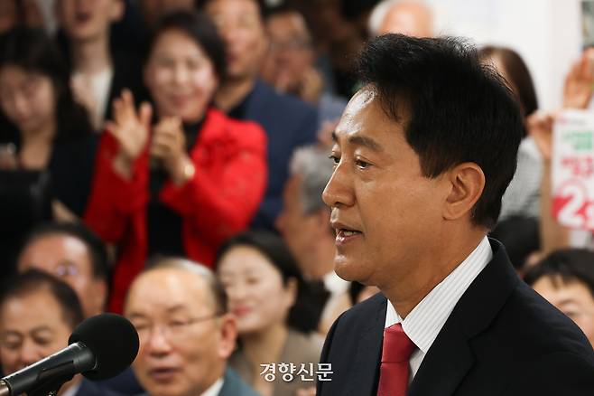 제9회전국동시지방선거에서 서울시장에 당선돼 서울시장 사상 첫 5선에 성공한 오세훈 국민의힘 서울시장 후보가 전날 서울 종로구 선거캠프에서 입장을 밝히고 있다. 성동훈 기자