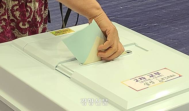 제9회 지방선거 투표일인 3일 한 유권자가 투표소에서 소중한 한 표를 투표함에 넣고 있다. 김창효 선임기자
