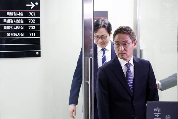‘관봉권 띠지 폐기 의혹’과 ‘쿠팡 퇴직금 불기소 외압 의혹’을 수사한 안권섭 특별검사가 지난 3월 5일 서울 서초구 특검팀 사무실에서 열린 기자회견에 참석하고 있다. 연합뉴스