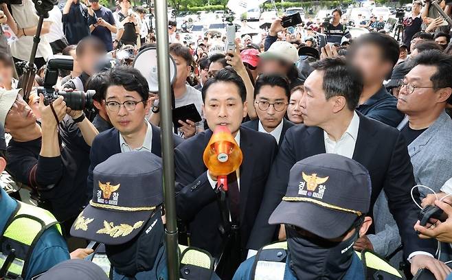 확성기를 들고 "참관인 진입 보장"을 외치는 장동혁 국민의힘 대표. 연합뉴스