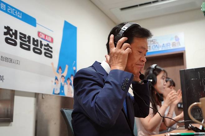 이승로 성북구청장은 이달 4일 당선 첫 일정으로 사내방송인 '청렴방송'에 출연해 일일 DJ를 맡았다. /사진제공=성북구
