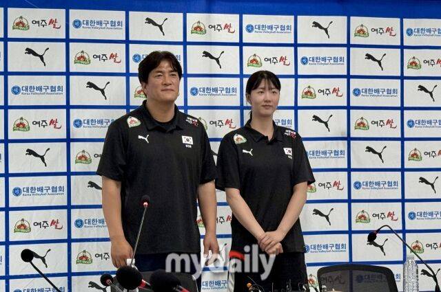 차상현 감독(왼쪽)과 강소휘가 5월 20일 서울 방이동 올림픽회관에서 열린 국가대표팀 기자회견에 참석해 사진 촬영에 임하고 있다./방이동=심혜진 기자