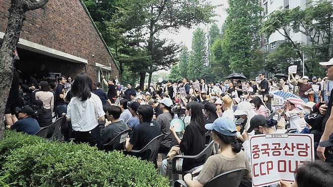 4일 정오 경까지 투표함 봉쇄가 이어지고 있는 송파구 잠실우성아파트 노인정 앞이 시위 일행으로 둘러싸여 있다. 황동건 기자