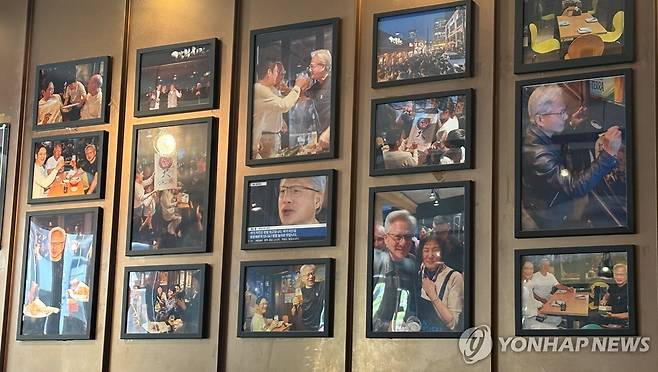 깐부치킨 삼성점 매장 벽면에 걸린 '치맥 회동' 사진 (서울=연합뉴스) 강민지 인턴기자 = 지난 3일 깐부치킨 삼성점 매장 벽면에 걸린 '치맥 회동' 사진들. 2026.6.5